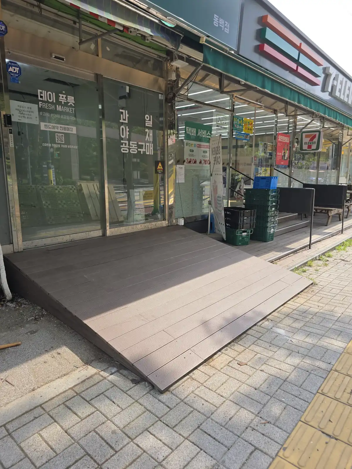 합성목재로 전면 교체된 상가 입구 데크